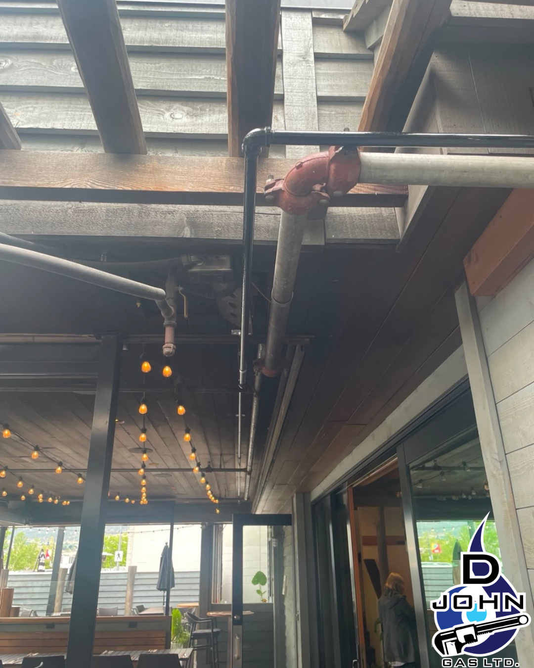 Salty's Beach House — Exterior Gas